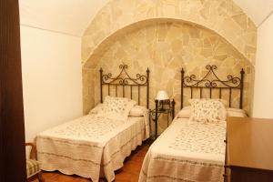 מיטה או מיטות בחדר ב-Cuevas las Chimeneas