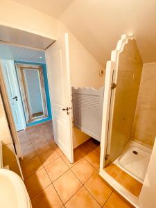 La salle de bains est pourvue d'une douche et de carrelage. dans l'établissement Tucum Home - Appart au Village Vacances Sainte Anne, à Sainte-Anne