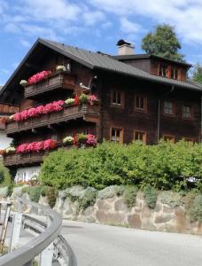 ein Haus mit Blumen auf der Seite in der Unterkunft Bichlerhof in Hopfgarten in Defereggen