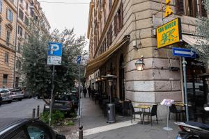 a street corner with a parking sign on a building at Linnéa Roma Centro Camera A in Rome