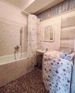 ein Badezimmer mit einer Badewanne, einem Waschbecken und einer Badewanne in der Unterkunft Heart of the City in Banja Luka