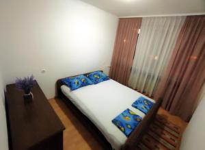 Un dormitorio pequeño con una cama y una ventana. en Heart of the City, en Banja Luka