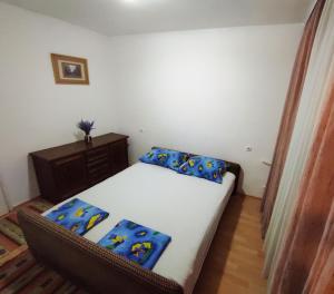 ein kleines Schlafzimmer mit einem Bett und einem Stuhl in der Unterkunft Heart of the City in Banja Luka