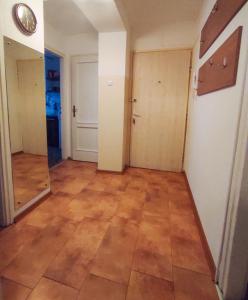 ein leeres Zimmer mit Holzboden und Tür in der Unterkunft Heart of the City in Banja Luka