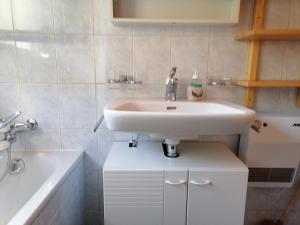 Bilik mandi di Nandagon Gasthouse
