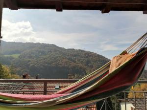 Pemandangan gunung umum atau pemandangan gunung yang diambil dari apartmen