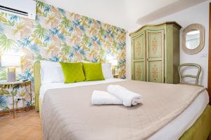 A bed or beds in a room at Casa Carmine - Taormina Centro
