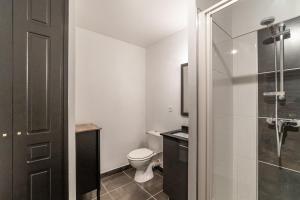 Kúpeľňa v ubytovaní The Gatsby room - 50m des halles - Local vélo