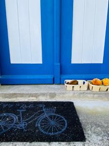 two baskets of fruit sitting in front of a blue door at Ferienhaus am Seegrund in Ahlbeck