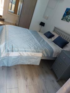 um quarto com uma cama grande e piso em madeira em Seaside Apartment with Seaview in Dublin 3 close to city centre em Dublin