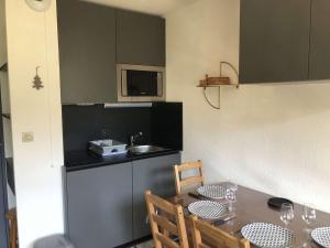 A kitchen or kitchenette at Appartement Crest-Voland, 1 pièce, 4 personnes - FR-1-595-59