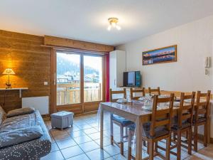 salon ze stołem jadalnym i kanapą w obiekcie Appartement cosy à Flumet, 3 chambres, balcon sud, Wi-Fi, parking, près des pistes et navettes gratuites - FR-1-595-61 w mieście Flumet