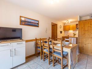 kuchnia i jadalnia ze stołem i krzesłami w obiekcie Appartement cosy à Flumet, 3 chambres, balcon sud, Wi-Fi, parking, près des pistes et navettes gratuites - FR-1-595-61 w mieście Flumet +7 zdjęć