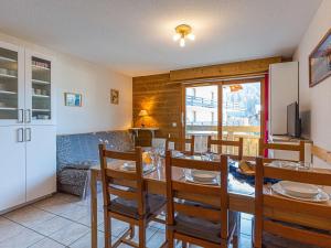 kuchnia i jadalnia ze stołem i krzesłami w obiekcie Appartement cosy à Flumet, 3 chambres, balcon sud, Wi-Fi, parking, près des pistes et navettes gratuites - FR-1-595-61 w mieście Flumet