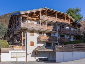duży budynek z drewnianymi balkonami w obiekcie Appartement cosy à Flumet, 3 chambres, balcon sud, Wi-Fi, parking, près des pistes et navettes gratuites - FR-1-595-61 w mieście Flumet