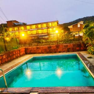 The swimming pool at or close to Lingmala Greens