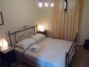 ein Schlafzimmer mit einem Bett mit zwei Handtüchern darauf in der Unterkunft Authentic Mediterranean Apartment in Split