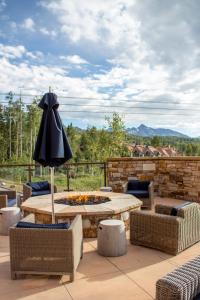 une terrasse avec une table et un parasol dans l'établissement Forbes 5 Star Luxury Hotel - 1 Br Residence in Mountain Village Colorado, à Telluride