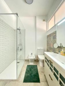 La salle de bains est pourvue d'une douche, de toilettes et d'un lavabo. dans l'établissement LX Factory Lisboa Apartament, à Lisbonne