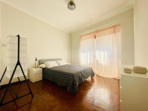 - une chambre avec un lit et un tripode dans l'établissement LX Factory Lisboa Apartament, à Lisbonne