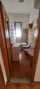 een badkamer met 2 toiletten en een raam bij Teulada vacanze in Teulada