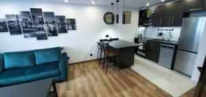 Una cocina con un sofá y una mesa en una habitación. en HAPPY - VIP Apartment - ApartamentyHappy pl, en Tarnów 21 fotos más