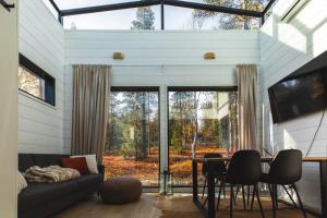 een woonkamer met een bank en een tafel bij Levi Sky Igloo in Kittilä
