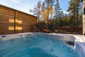 una bañera de hidromasaje en el patio trasero de una casa en Levi Sky Igloo, en Kittilä