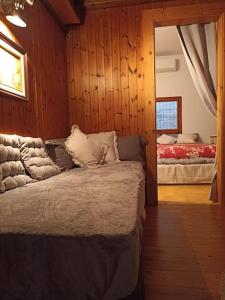una camera da letto con un letto in una stanza con pareti in legno di Casa acogedora con barbacoa a Miravet