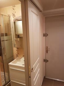 baño con aseo, lavabo y puerta en Edelweiss Prapoutel les 7 Laux, en Les Adrets