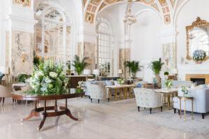 uma grande sala com mesas e cadeiras num edifício em The Hermitage Hotel em Nashville