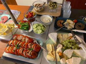 uma mesa coberta com pratos de alimentos com diferentes alimentos em Seehotel Neue Liebe em Cuxhaven