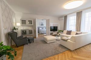 una gran sala de estar con un sofá blanco y sillas en PANORAMIC FAMILY APT with FREE TWO PARKING PLACE AND BREAKFAST, en Budapest