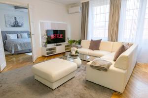 Televízia a/alebo spoločenská miestnosť v ubytovaní BUDACASTLE PANORAMIC LUXURIOUS FAMILY APT, FREE PARKING included