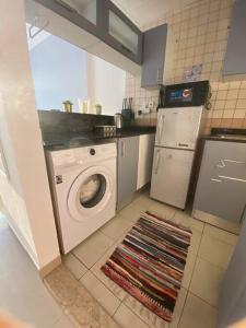 Cuisine ou kitchenette dans l'établissement Studio apartment in the heart of Dubai Marina.