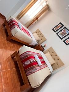 een kamer met 2 bedden en boxen op de vloer bij Casa Hospedaje VA in Lima