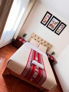 een slaapkamer met een bed in een kamer bij Casa Hospedaje VA in Lima