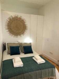 1 dormitorio con 1 cama grande y 2 toallas. en Central charming apartment, en Oporto