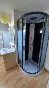 a glass shower in a bathroom with a sink at Studio tout confort 2 personnes en plein centre ville in Roye