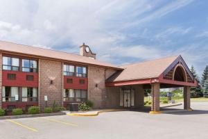 ein großes rotes Backsteingebäude mit einem Uhrturm in der Unterkunft Travelodge by Wyndham Barrie in Barrie