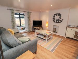 een woonkamer met een bank en een tafel bij Salt Cottage in Redcar