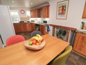 een fruitschaal op een tafel in een keuken bij Salt Cottage in Redcar