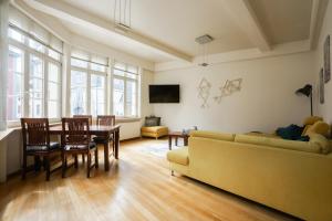 een woonkamer met een bank en een tafel bij LOFT13 Traumhafte Wohnung mit Terrasse für 4 Gäste in Monschau