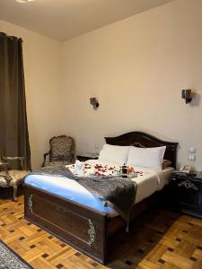 een slaapkamer met een bed met speelgoed erop bij Hyde Park House Hotel in Alexandrië