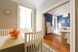 Habitación con cuna y dormitorio con paredes azules. en Ortigia Guest House Casa Flora, en Siracusa