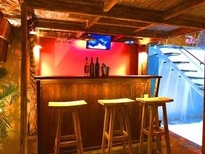 - un bar avec trois tabourets de bar et une télévision dans l'établissement PROMO! Private Vacation Rentals Villa, 2 Pools,4 Bedrooms,4 Bathrooms, Bali Seminyak, à Seminyak