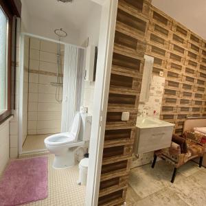 Gasthaus zum Fürstenberg في Oberdiebach: حمام بجدار خشبي مع مرحاض ومغسلة