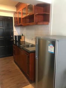 Kuchyň nebo kuchyňský kout v ubytování Jomtien Beach Condominium Rimhad A