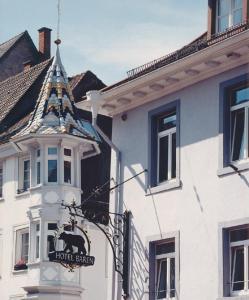 un panneau sur le côté d'un bâtiment avec un panneau pour chevaux dans l'établissement Hotel Bären, à Villingen-Schwenningen