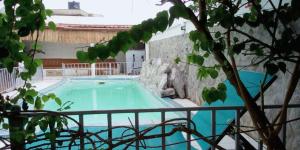 - une grande piscine dans un bâtiment avec un mur en pierre dans l'établissement Villa Saint-Sulpice Apt avec piscine, à Yaoundé